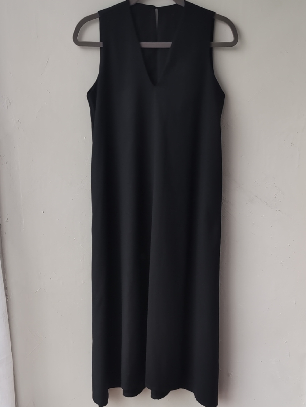 Classic Black Sleeveless V-Neck Maxi Dress